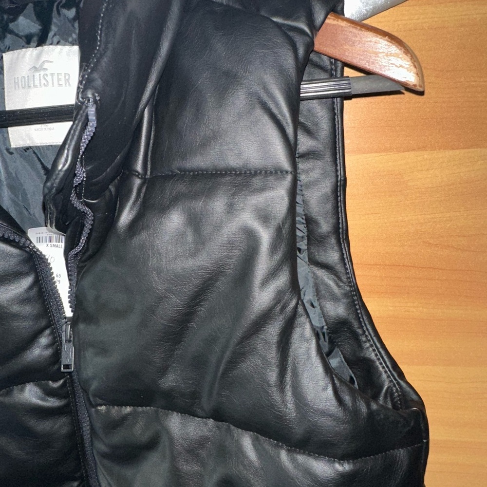 Hollister Black Puffer Vest - Picture 6 of 6